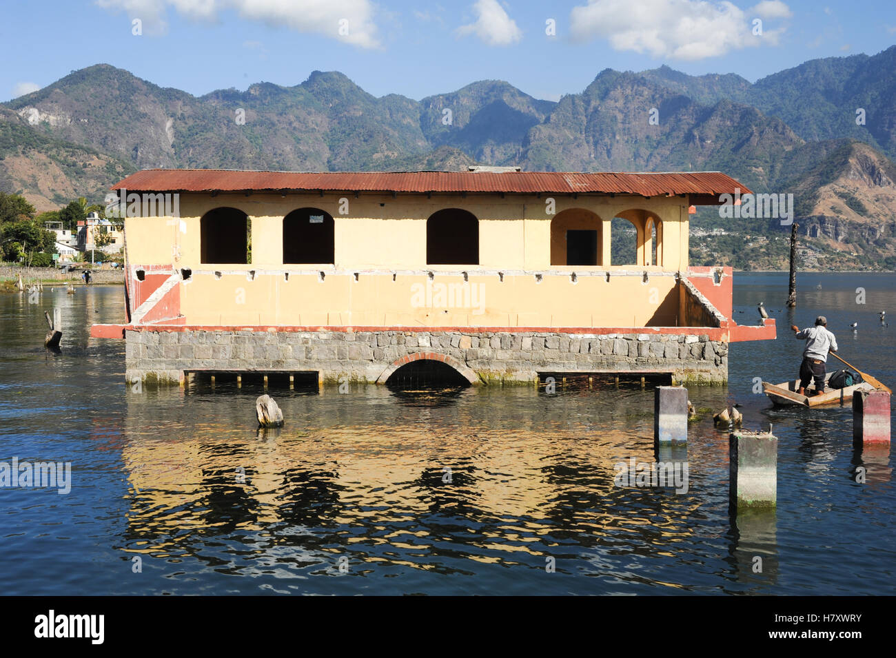 Casa inundada en San Pedro en el lago de Atitlán, Guatemala Foto de stock