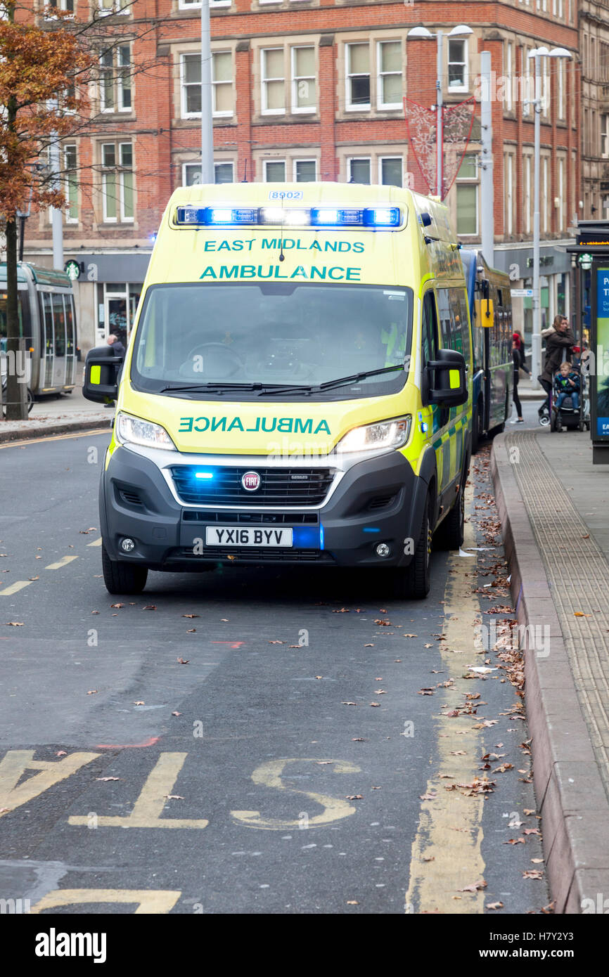 El servicio de ambulancias de East Midlands asistiendo a un incidente en una calle del centro de la ciudad, Nottingham, Inglaterra, Reino Unido. Foto de stock