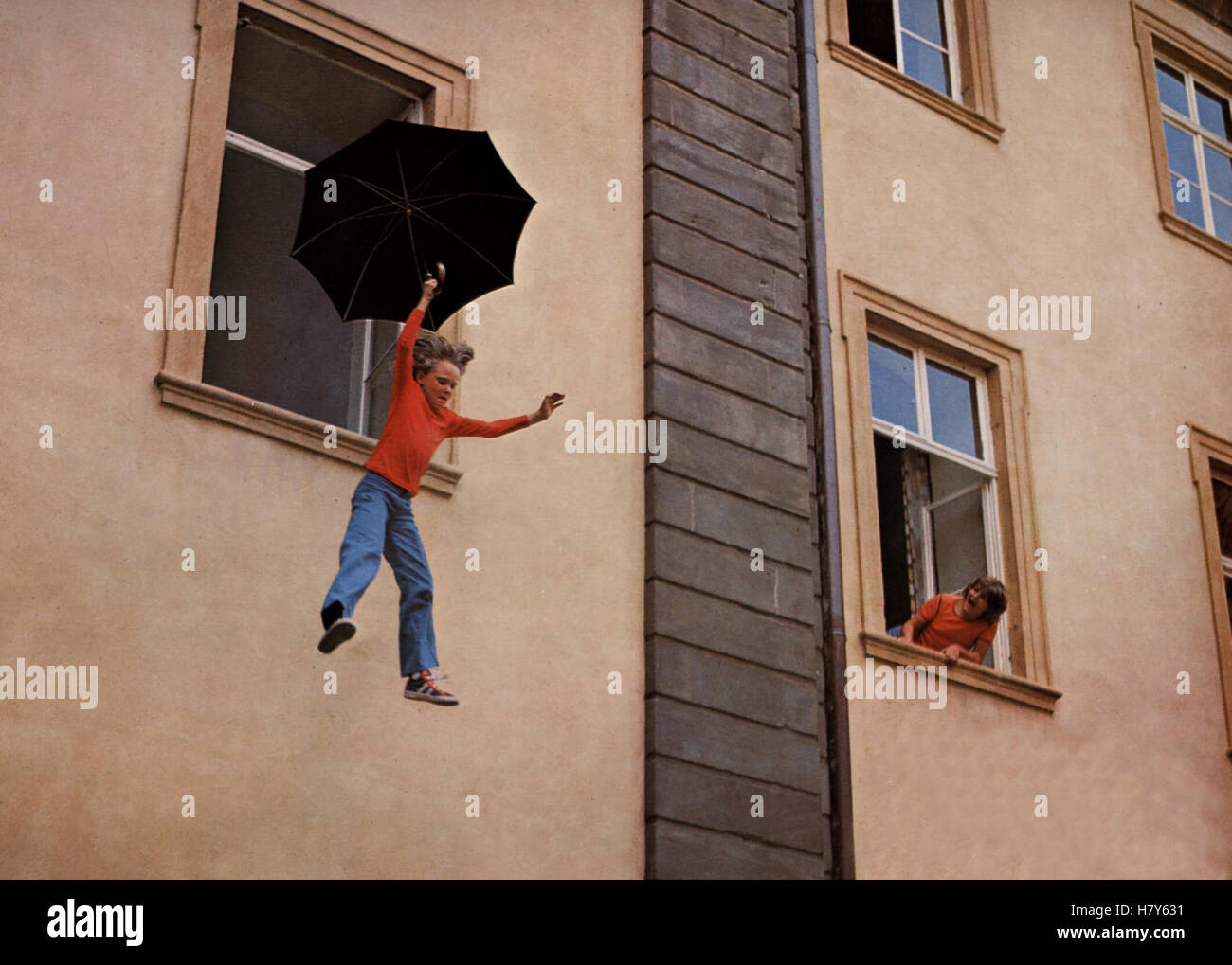 DAS fliegende Klassenzimmer, D 1973, Regie: Werner Jacobs, Szene, Fliegen Regenschirm Stichwort: Foto de stock