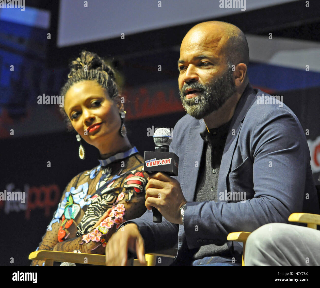 Nueva York, NY. 9 de octubre de 2016. Thandie Newton y Jeffrey Wright en el panel Westworld del NYCC. © Verónica Bruno/Alamy Foto de stock