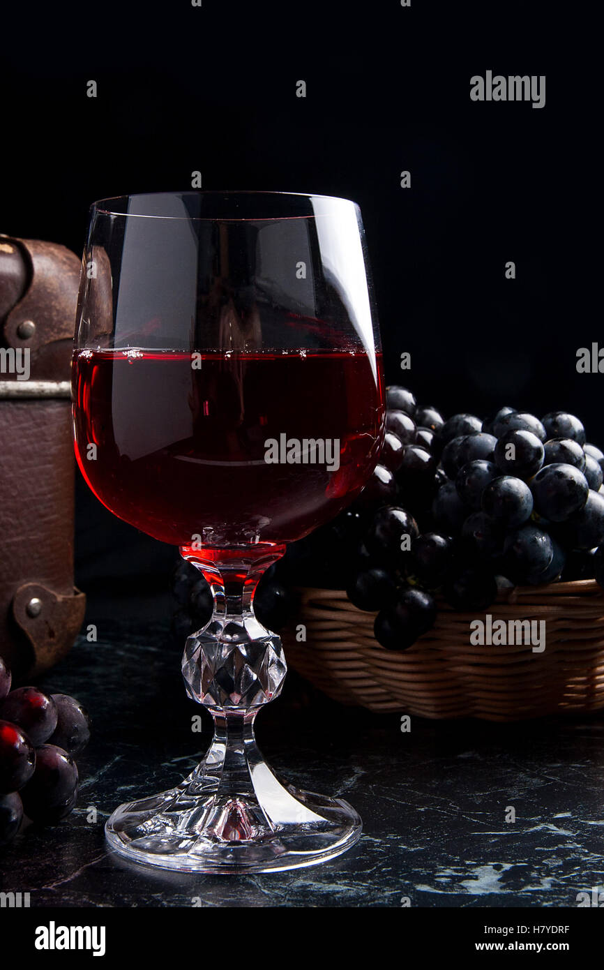 Copa de vino tinto en estilo de dibujo de línea continua. bosquejo  minimalista de líneas negras y rojas.