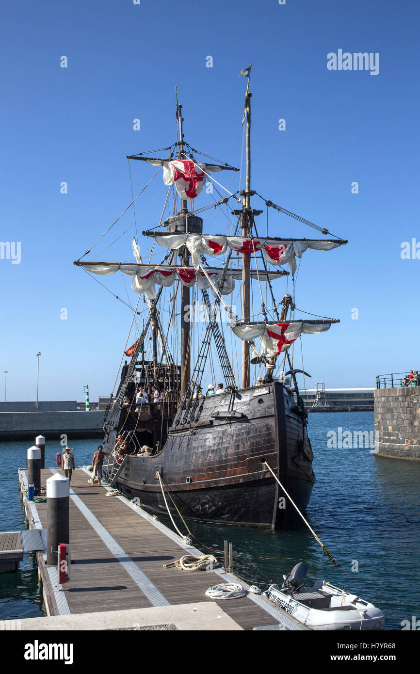 Barco pirata, Santa Maria de Colombo, en el puerto de Funchal con turistas  a bordo Fotografía de stock - Alamy