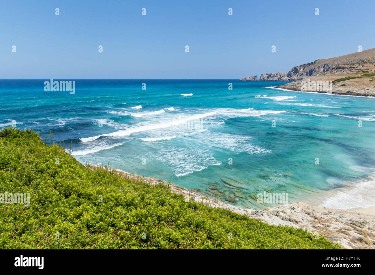 Vista del mar Mediterráneo. Impresionantes vistas de la isla de Cerdeña,  Italia, el azul claro del mar con olas y playa de arena de verano  Fotografía de stock - Alamy