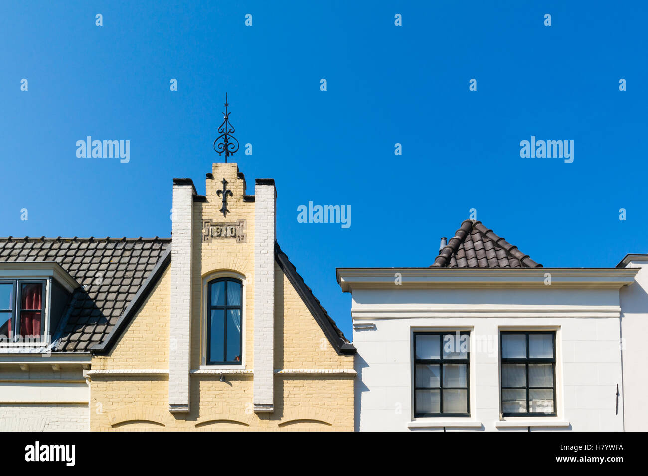 Parte superior de las fachadas de casas históricas sobre Turfpoortstraat en la vieja ciudad de Naarden, Holanda Septentrional, Holanda Foto de stock