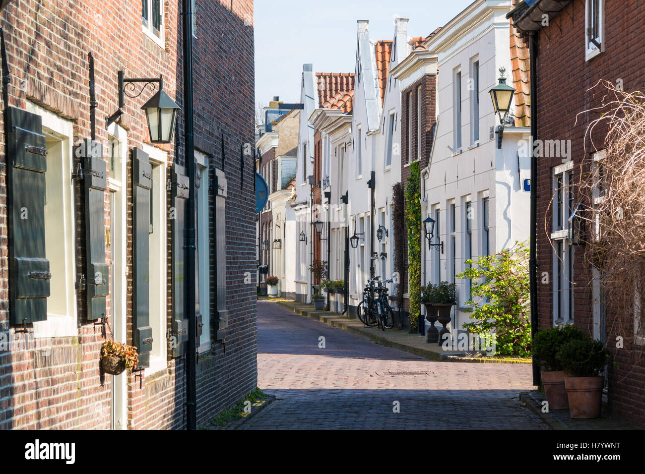 Streetscene de calles estrechas en el casco antiguo de la ciudad de Naarden, Holanda Septentrional, Holanda Foto de stock