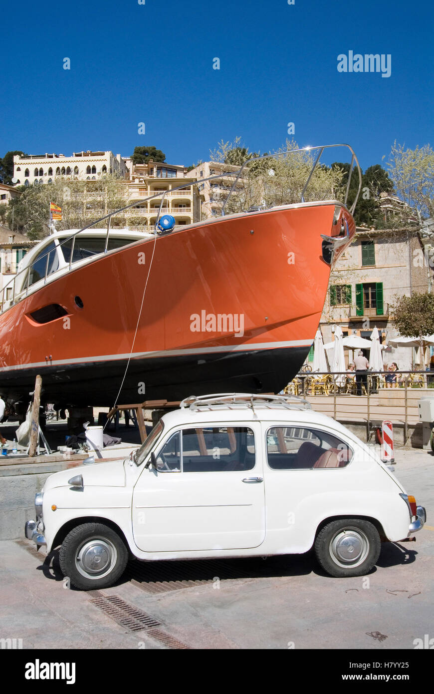 Fiat 500 en la parte delantera de un barco en el Puerto de Sóller,  Mallorca, Islas Baleares, España, Europa Fotografía de stock - Alamy