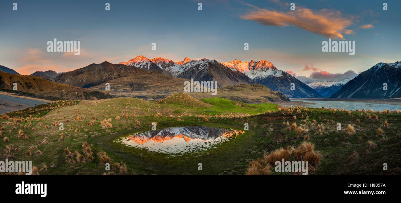Al amanecer, las montañas Reishek Rakaia Valle, Canterbury, Nueva Zelandia Foto de stock