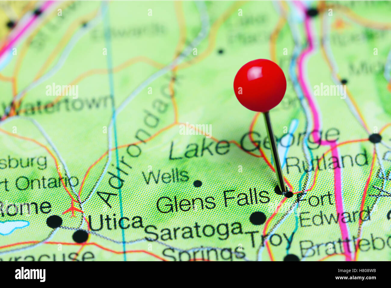 Glens Falls anclado en un mapa del estado de Nueva York, EE.UU. Foto de stock