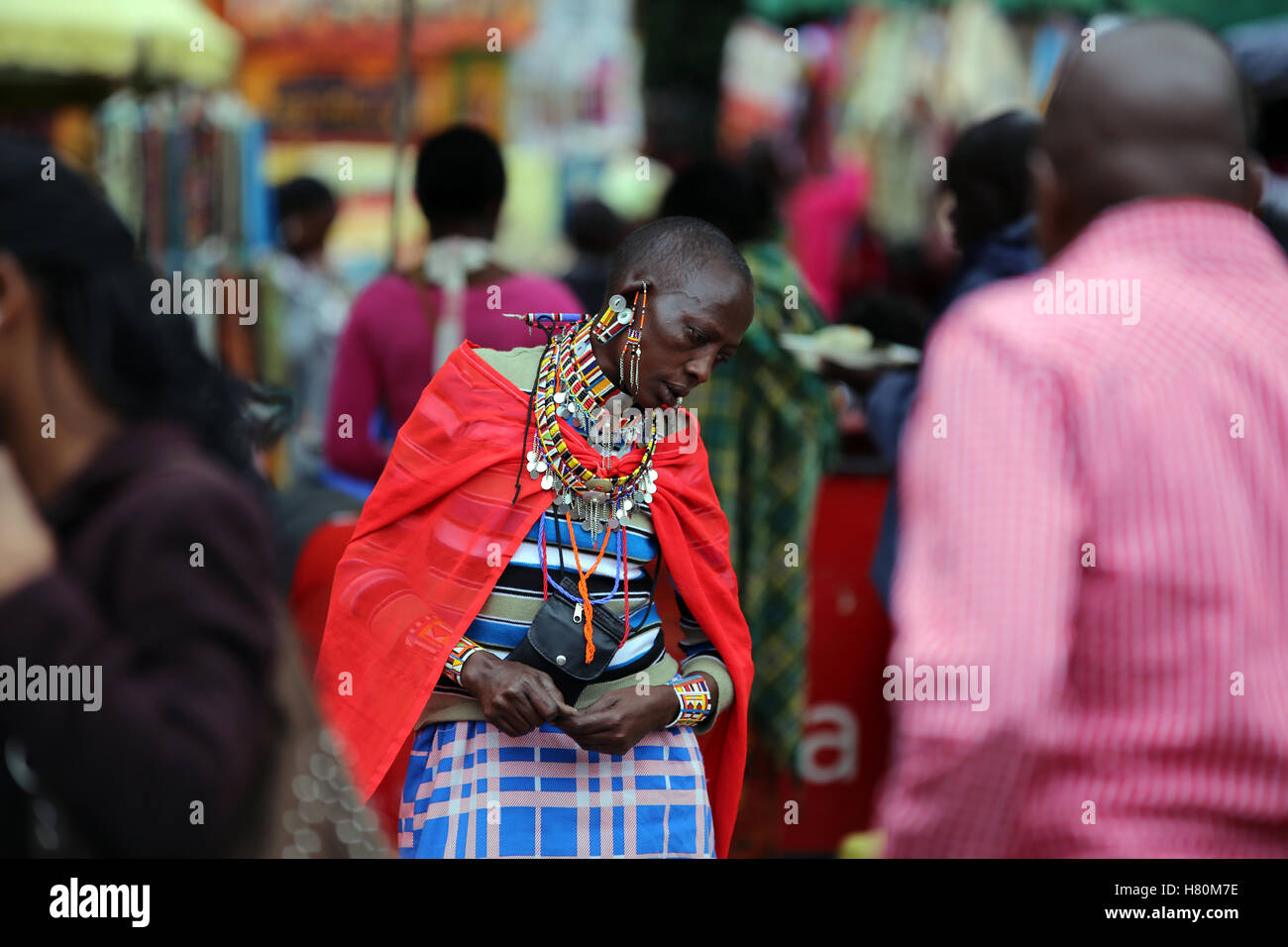 Masai vendedora en market place, Nairobi, Kenia Foto de stock