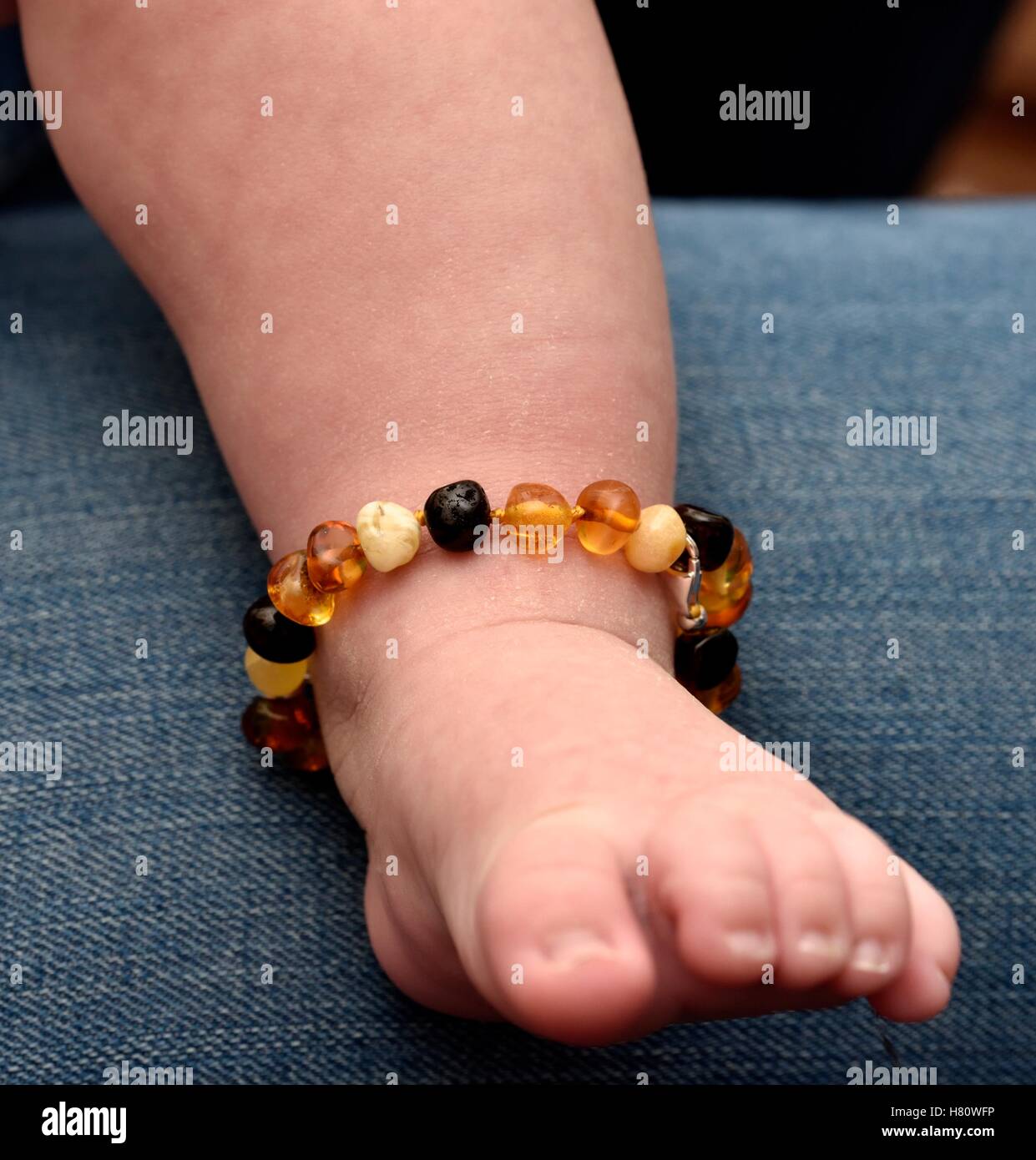 A los bebés la dentición abalorios Pulsera hecha de piedra de ambar Foto de stock
