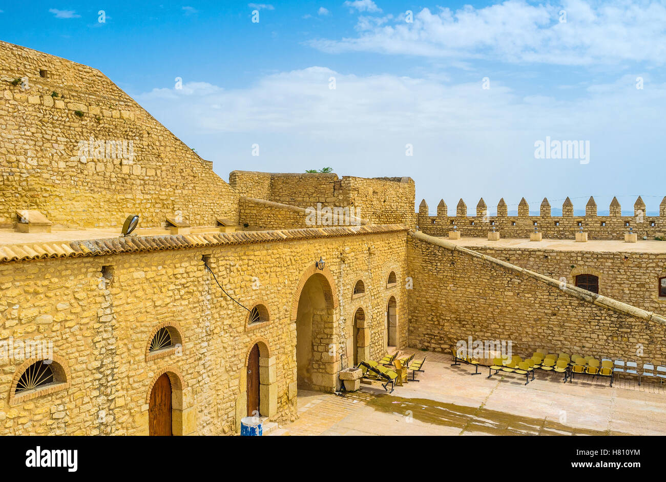 Las paredes de piedra de Gran Fort con almenas, conserva El Kef, Túnez. Foto de stock