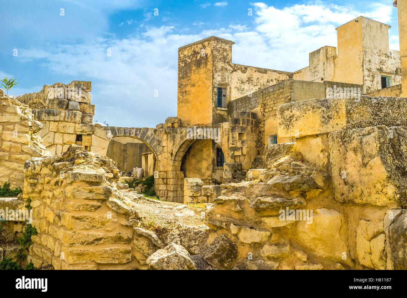 Las ruinas de los baños romanos ancent entre los viejos barrios residenciales de El Kef, Túnez. Foto de stock