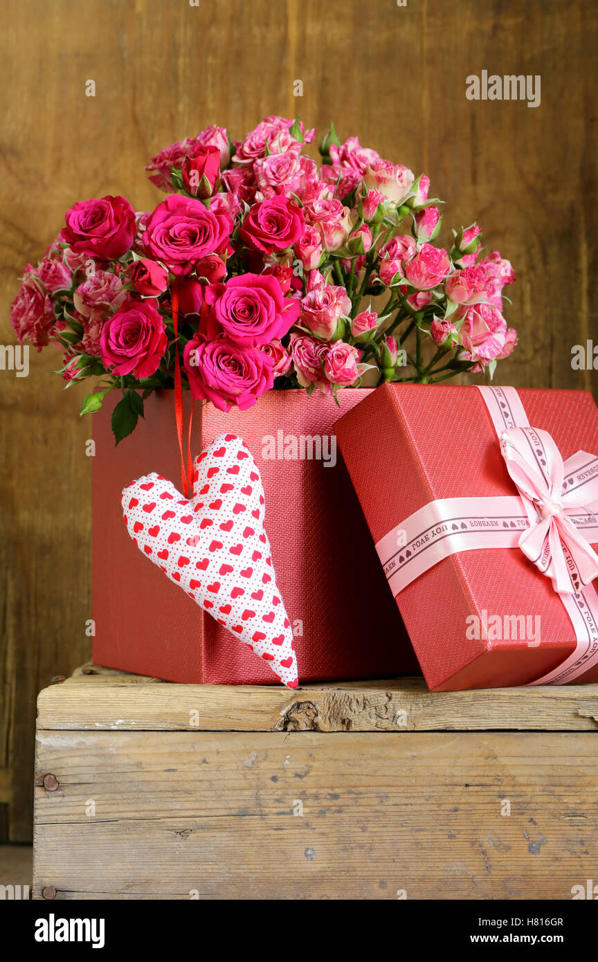 Flores y regalos para el Día de San Valentín. Rosas, chocolates y joyas  Fotografía de stock - Alamy