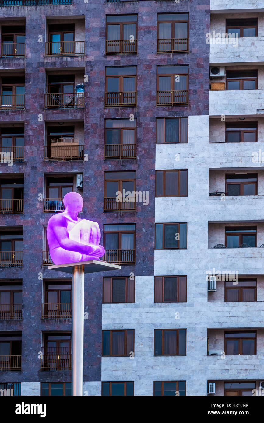 El hombre iluminado escultura sobre un poste en la parte delantera de un edificio visto desde la Cascada de Ereván, Armenia, Oriente Medio, Asia Foto de stock