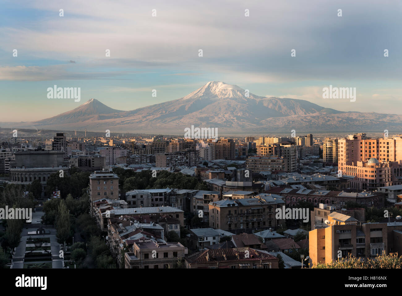 Monte Ararat y Ereván, visto desde la cascada al amanecer, Yerevan, Armenia, Oriente Medio, Asia Foto de stock
