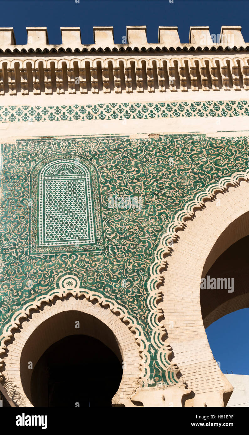 Marruecos, Fez, Bab Boujeloud, construido 1913 puerta monumental y entrada principal en Fez el-Bali Foto de stock