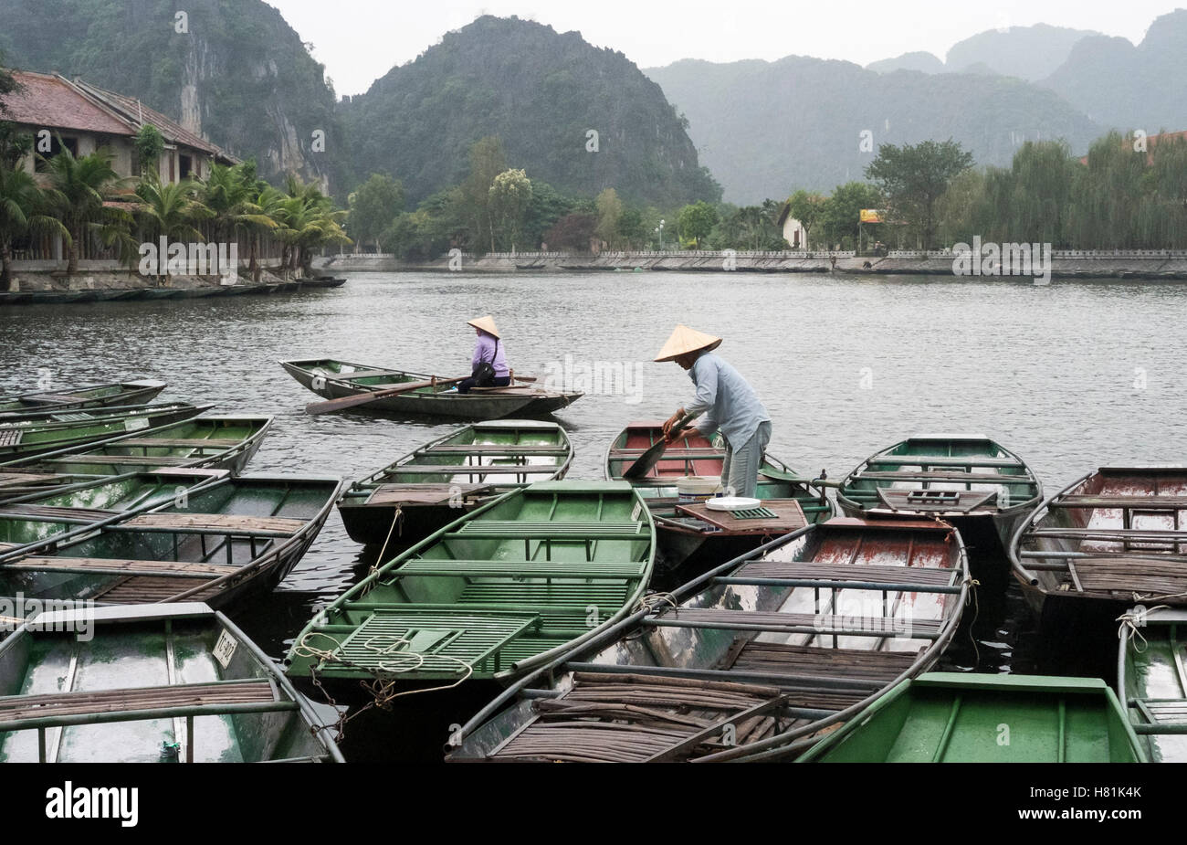 Barcos en Tam Coc wharf, provincia de Ninh Binh, Vietnam. Foto de stock