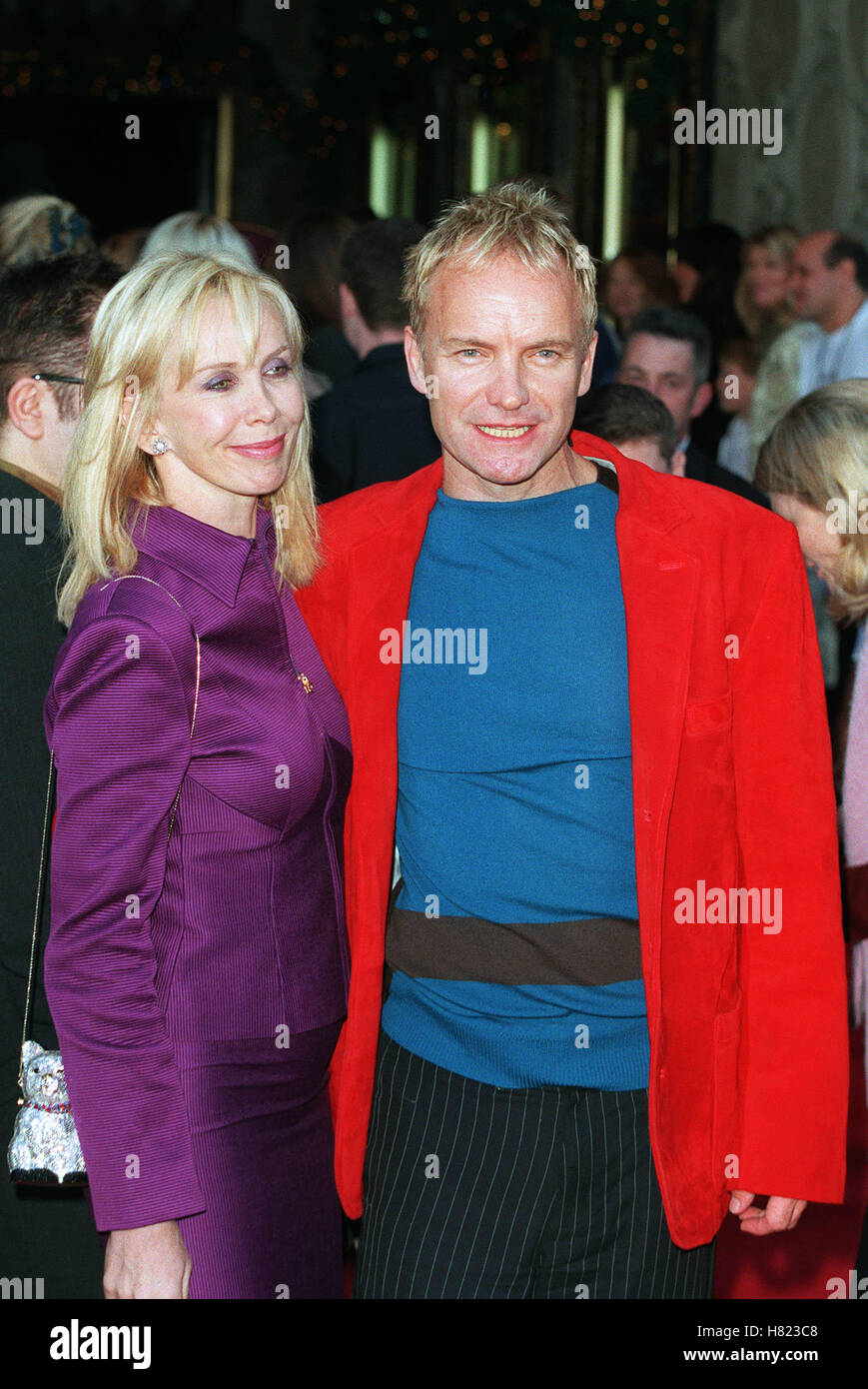STING y TRUDIE STYLER 'los emperadores NUEVO GROOVE' PREM HOLLYWOOD LA EE.UU. el 10 de diciembre de 2000 Foto de stock