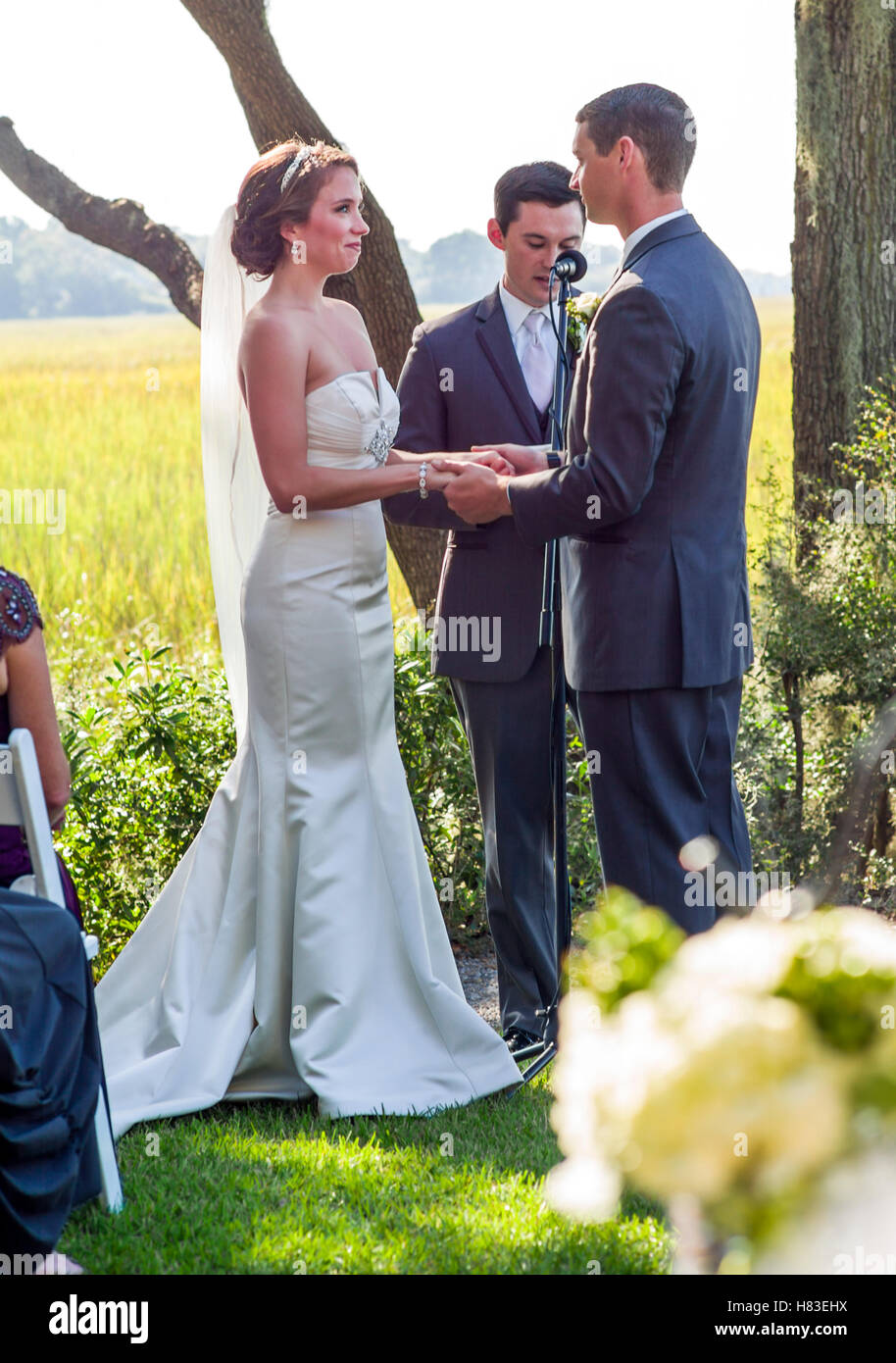 Boda al aire libre en el jardín; Creek Club at I'On; Mt. Agradable; cerca de Charleston, Carolina del Sur, EE.UU. Foto de stock