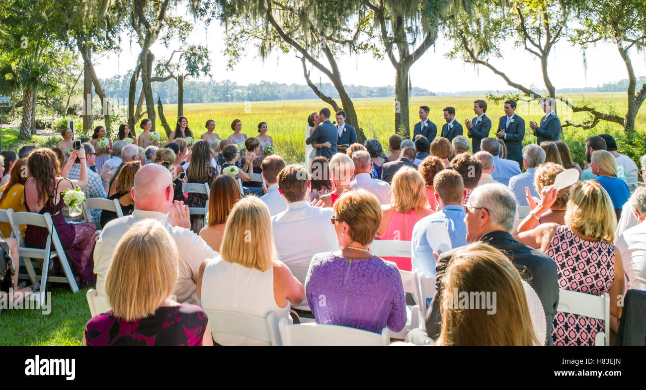 Amplia vista de la ceremonia de boda al aire libre en el jardín; Creek Club at I'On; Mt. Agradable; cerca de Charleston, Carolina del Sur, EE.UU. Foto de stock