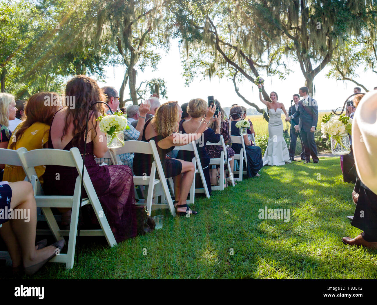 Amplia vista de la ceremonia de boda al aire libre en el jardín; Creek Club at I'On; Mt. Agradable; cerca de Charleston, Carolina del Sur, EE.UU. Foto de stock