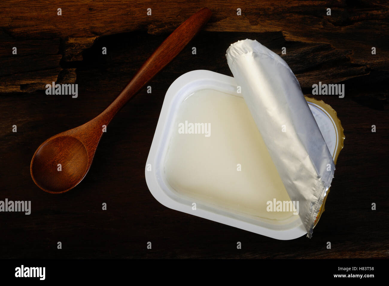 El yogurt en un vaso de plástico blanco Foto de stock