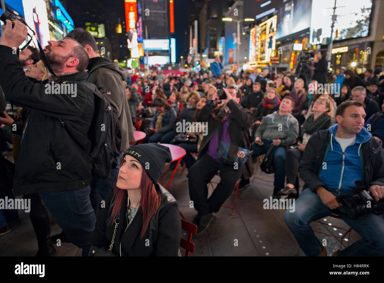 Nueva York, Nueva York, EE.UU. Noviembre 8, 2016. Una multitud en Times Square relojes resultados electorales en pantalla gigante mostrando Fox News Credit: Joseph Reid/Alamy Live News Foto de stock