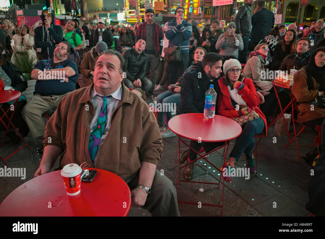 Nueva York, Nueva York, EE.UU. Noviembre 8, 2016. Rostros preocupados en la multitud en Times Square viendo los resultados electorales en una pantalla gigante de crédito: Joseph Reid/Alamy Live News Foto de stock