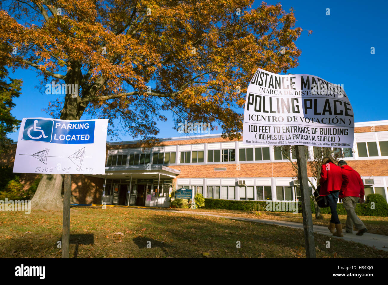 Merrick, New York, Estados Unidos. 08 Nov, 2016. En el día de la elección, un hombre y una mujer