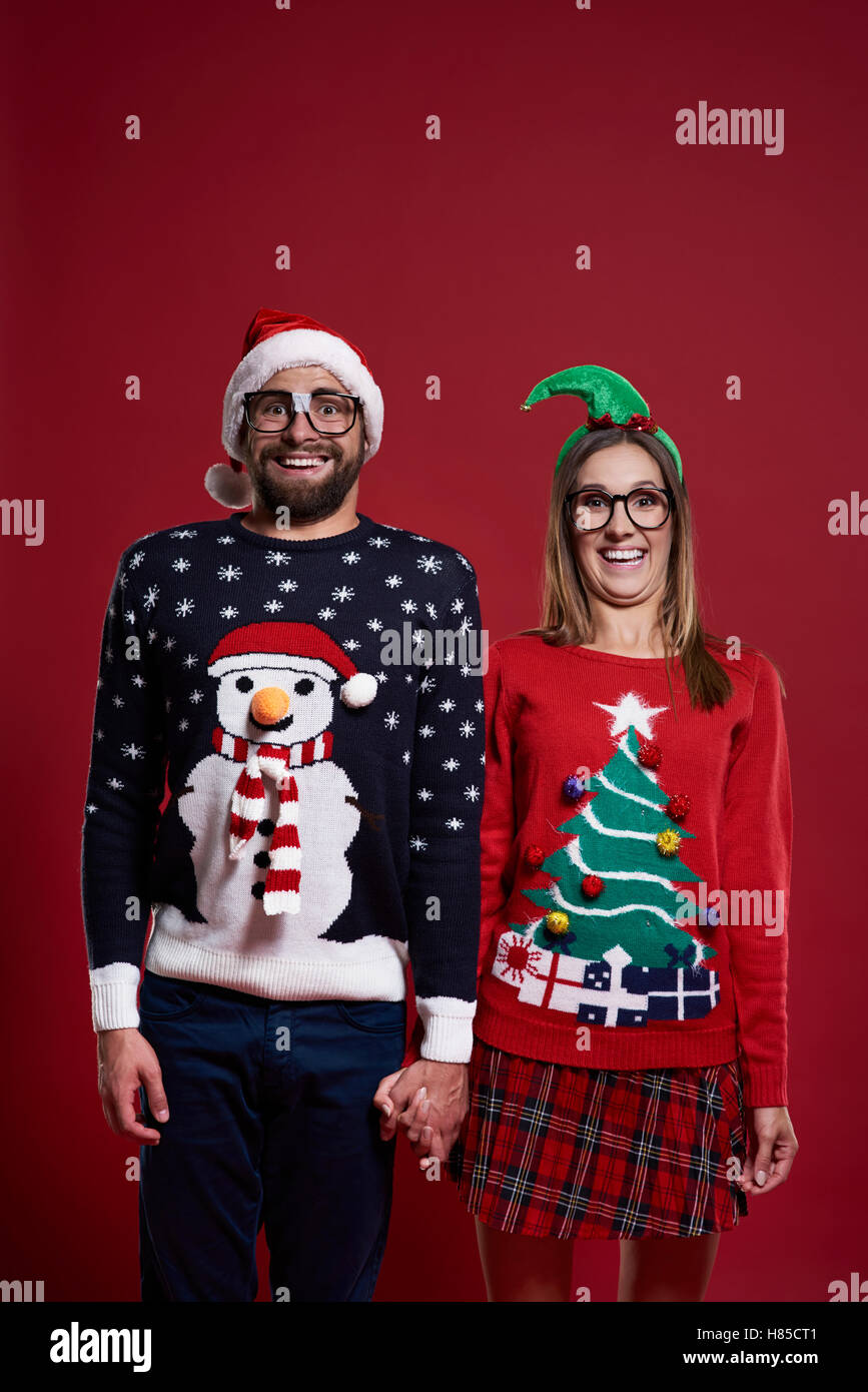 Retrato de pareja en ropa de Navidad Fotografía de stock - Alamy Retrato de pareja en ropa de Navidad Fotografía de stock - Alamy
