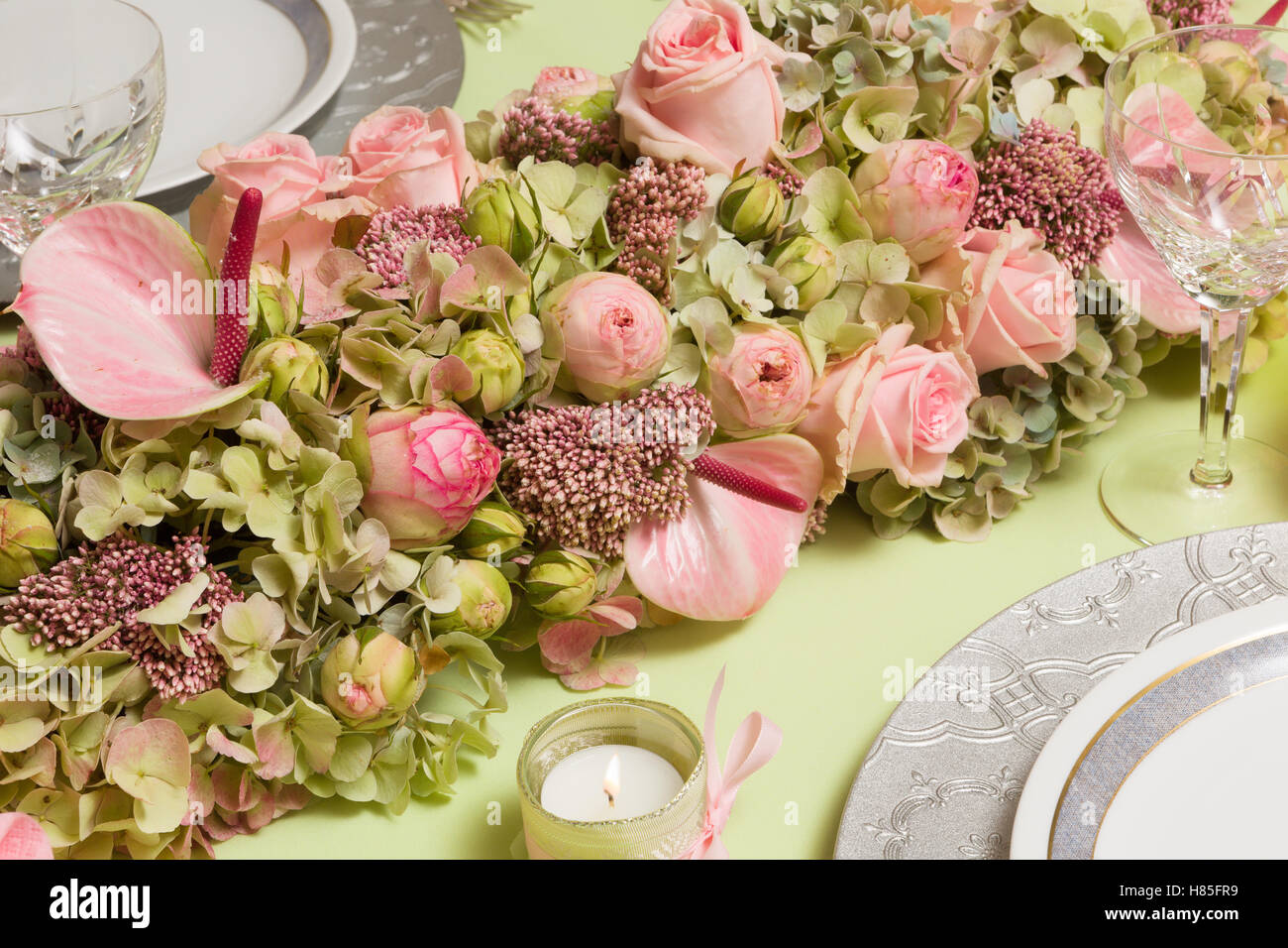Dos tonos hermosos arreglos florales en tonos rosa y verde sobre una mesa  de cena de navidad Fotografía de stock - Alamy