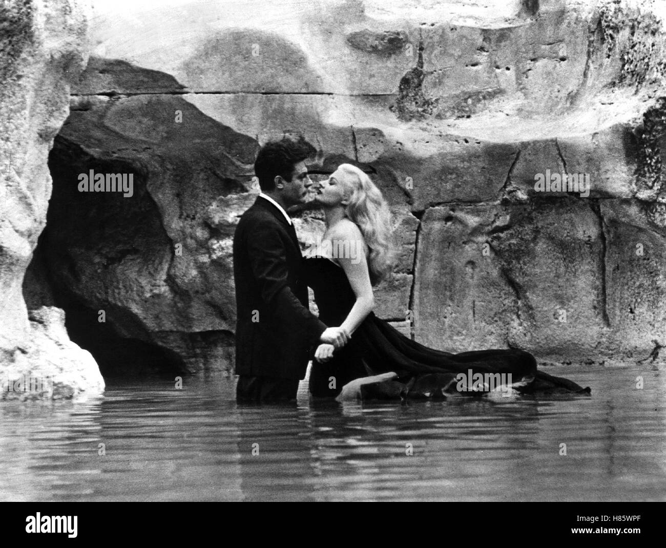 Süße Das Leben (LA DOLCE VITA)-F 1959, Regie: Federico Fellini, Marcello Mastroianni, Anita Ekberg, Stichwort: Paar, Trevi-Brunnen, Wasser Foto de stock