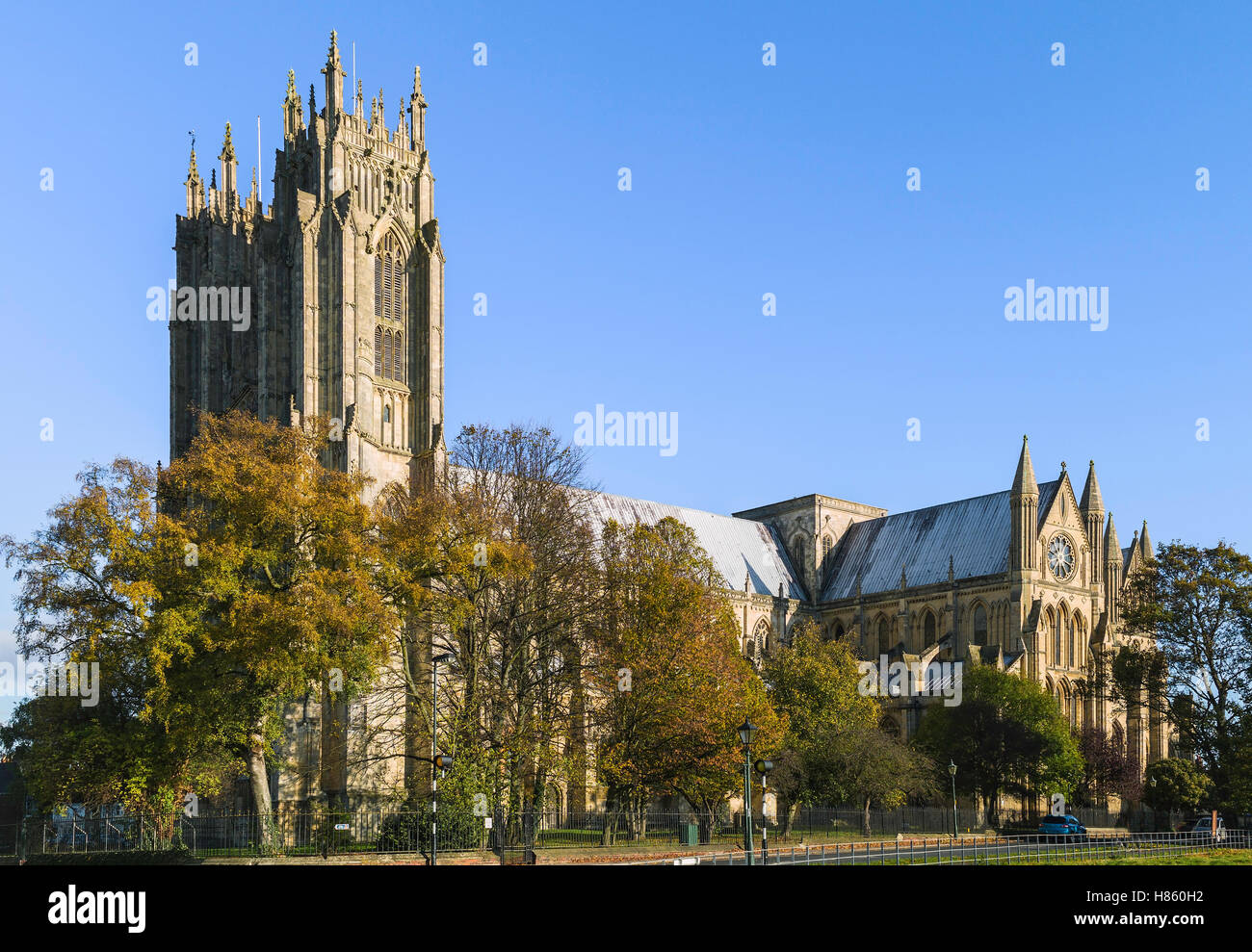 La antigua catedral del siglo XII en una buena mañana de otoño en el mercado de la ciudad de Beverley, East Riding de Yorkshire, Reino Unido. Foto de stock