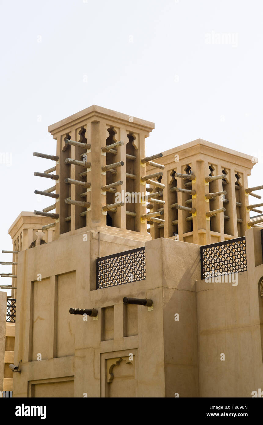 La arquitectura árabe tradicional de Dubai, Emiratos Árabes Unidos Foto de stock