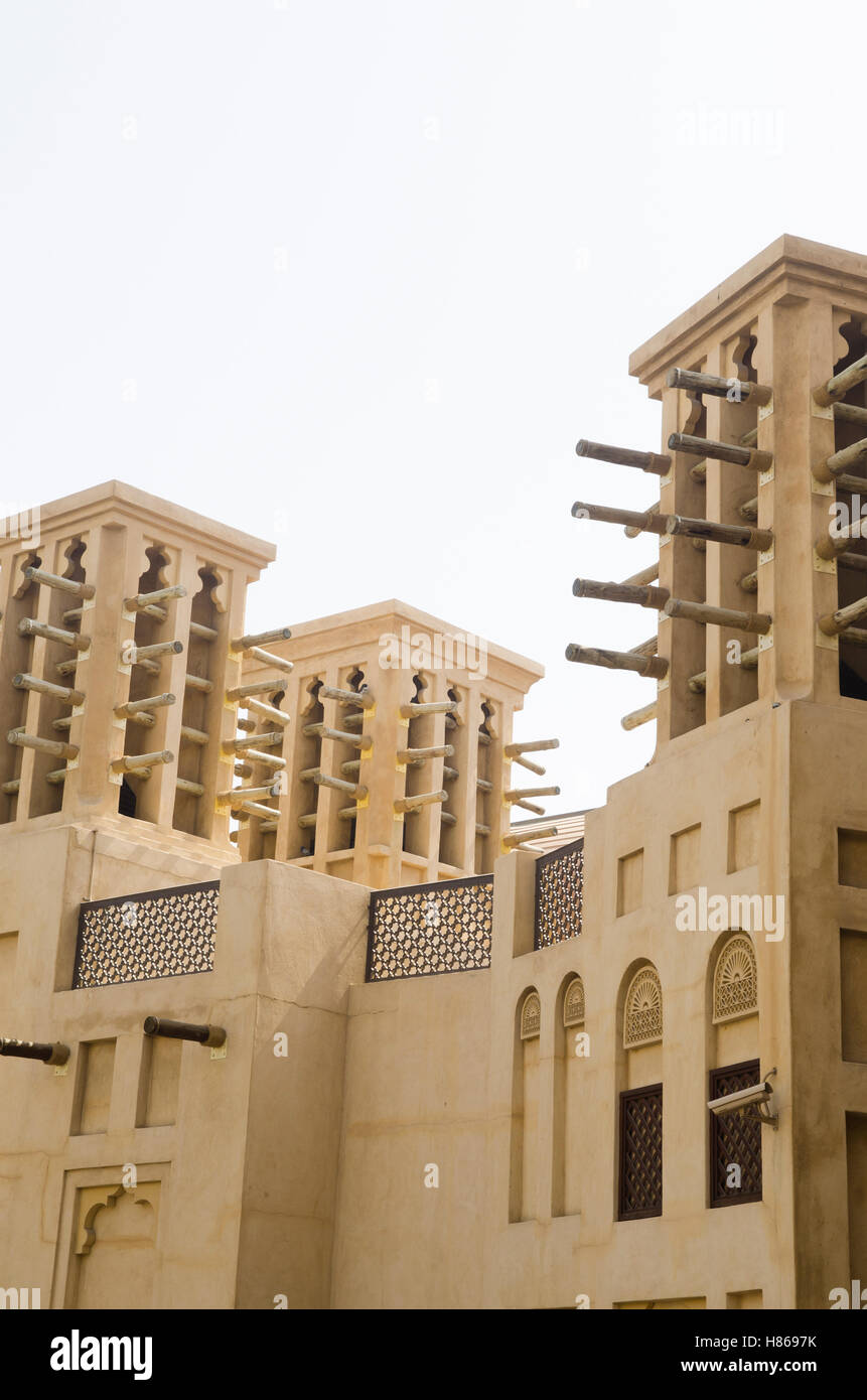 La arquitectura árabe tradicional de Dubai, Emiratos Árabes Unidos Foto de stock