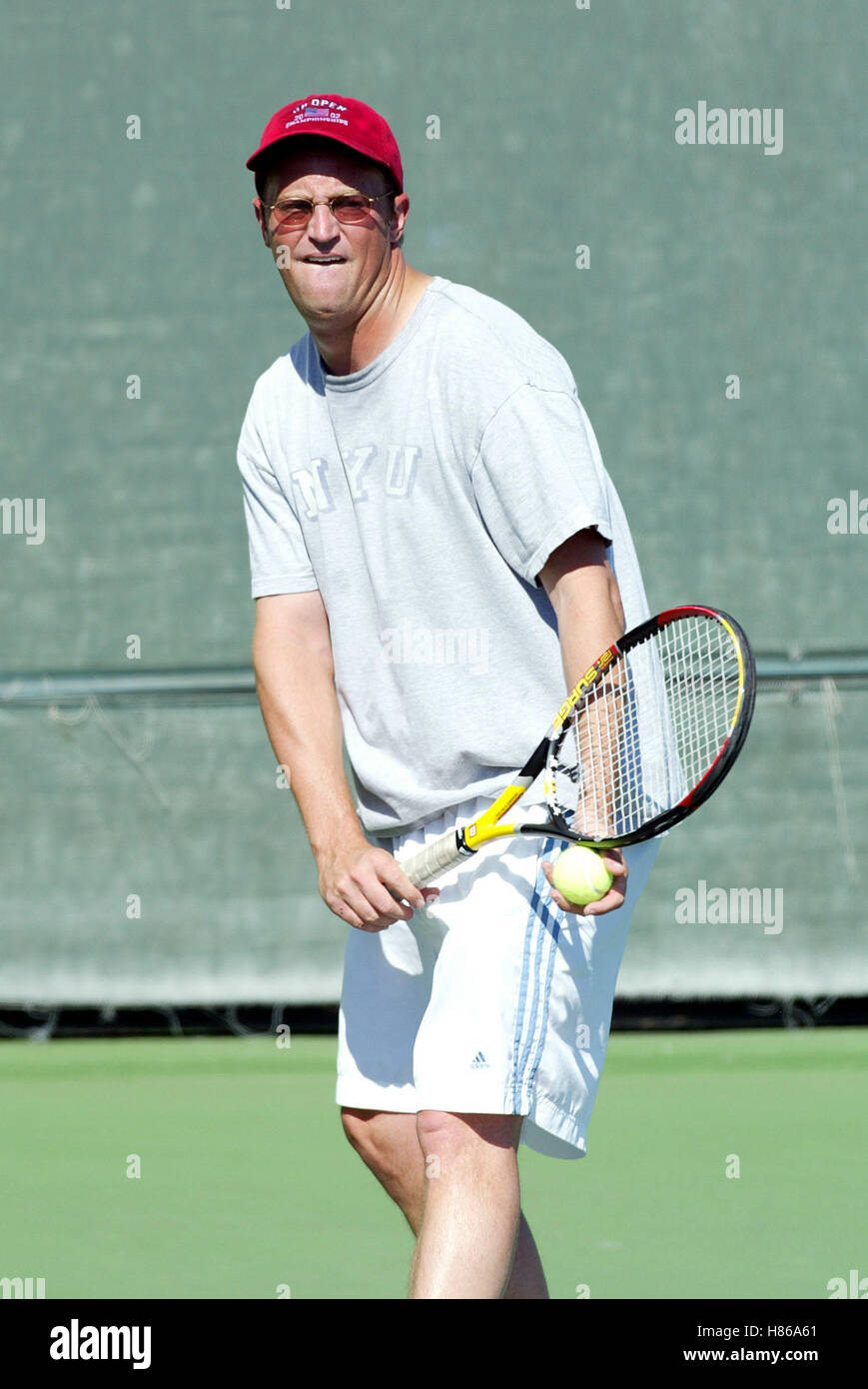 MATTHEW PERRY 1ST CELEBRITY TENIS CLASSIC BEVERLY HILLS COUNTRY CLUB  Beverly Hills en Los Ángeles el 21 de septiembre de 2002 EE.UU Fotografía  de stock - Alamy