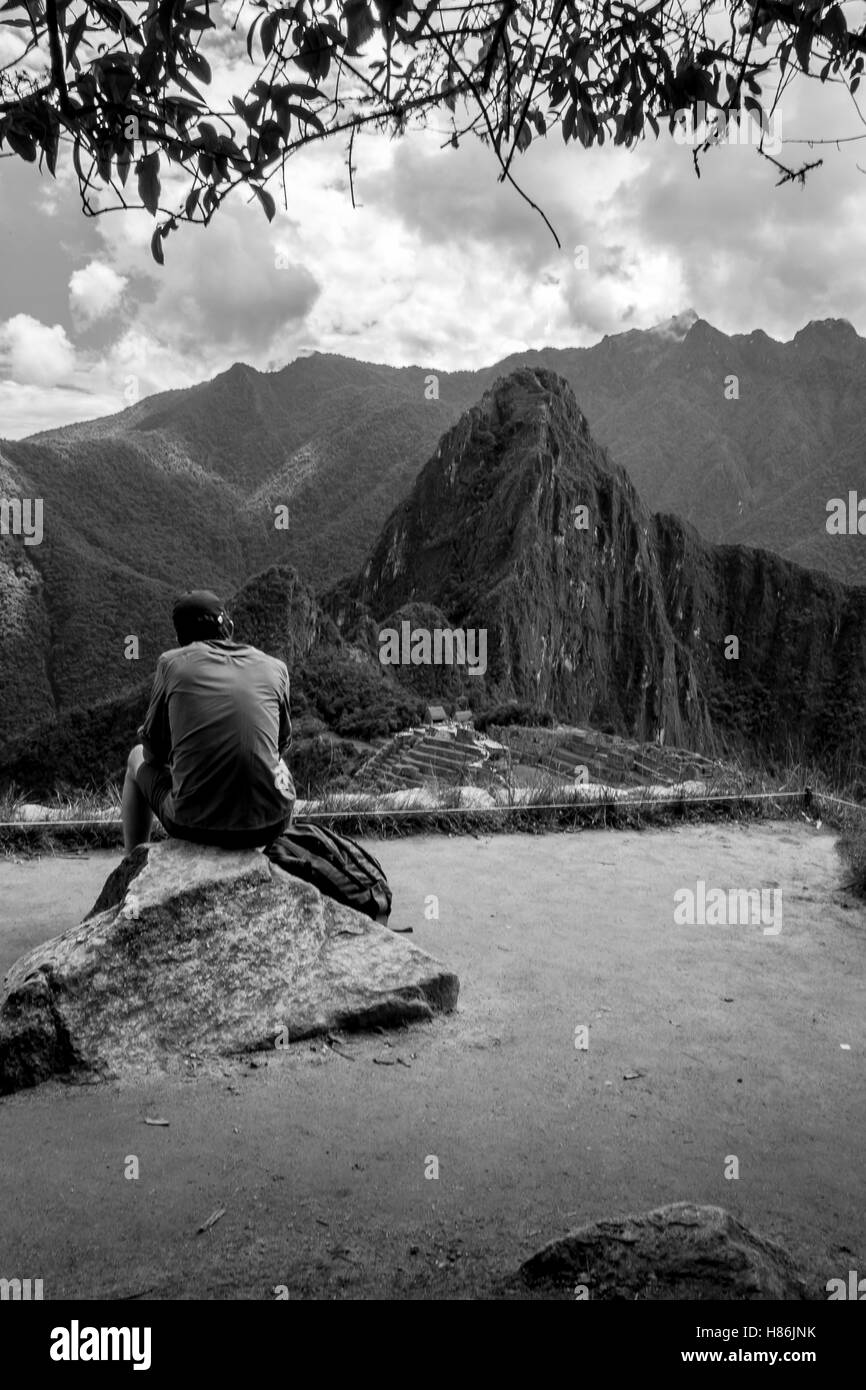 Viajero solitario mirando Machu Picchu Foto de stock