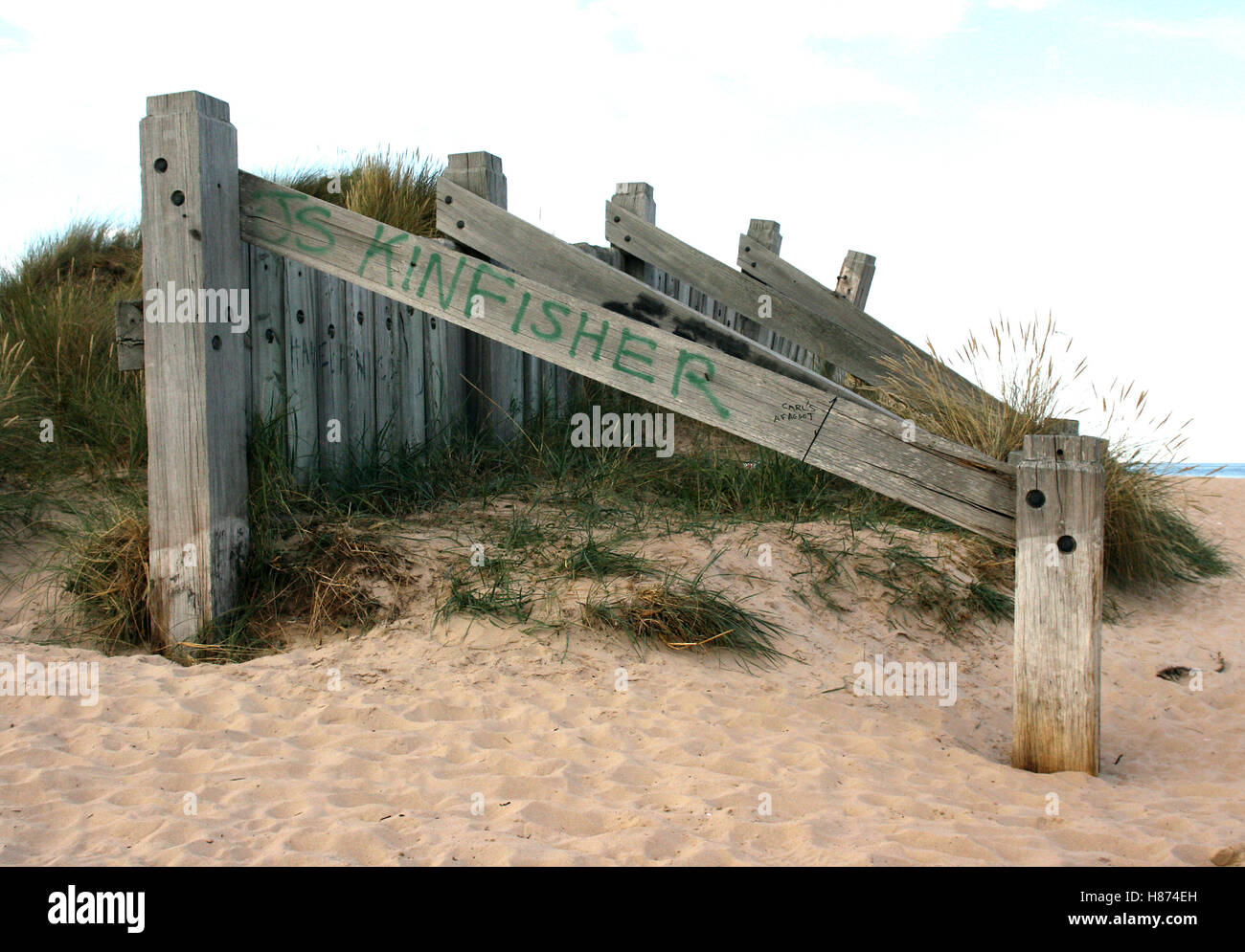 Graffiti marcadas defensas duna de arena construido en la playa de Kinloss, Nordeste de Escocia y a minimizar la erosión por el viento del Mar del Norte Foto de stock