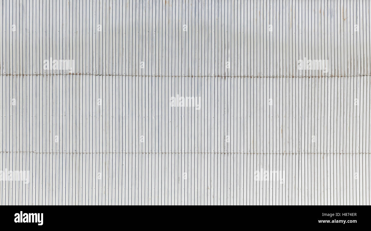 Edificio industrial de pared hecho de hoja de metal corrugado, fondo plano textura fotográfica Foto de stock