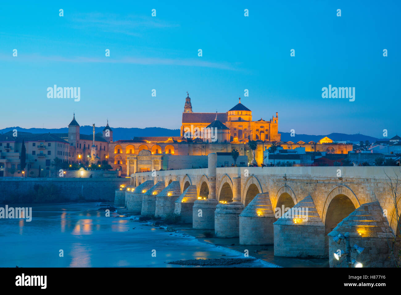 Puente romano sobre el río Guadalquivir, la vista de noche. Cordoba, España. Foto de stock