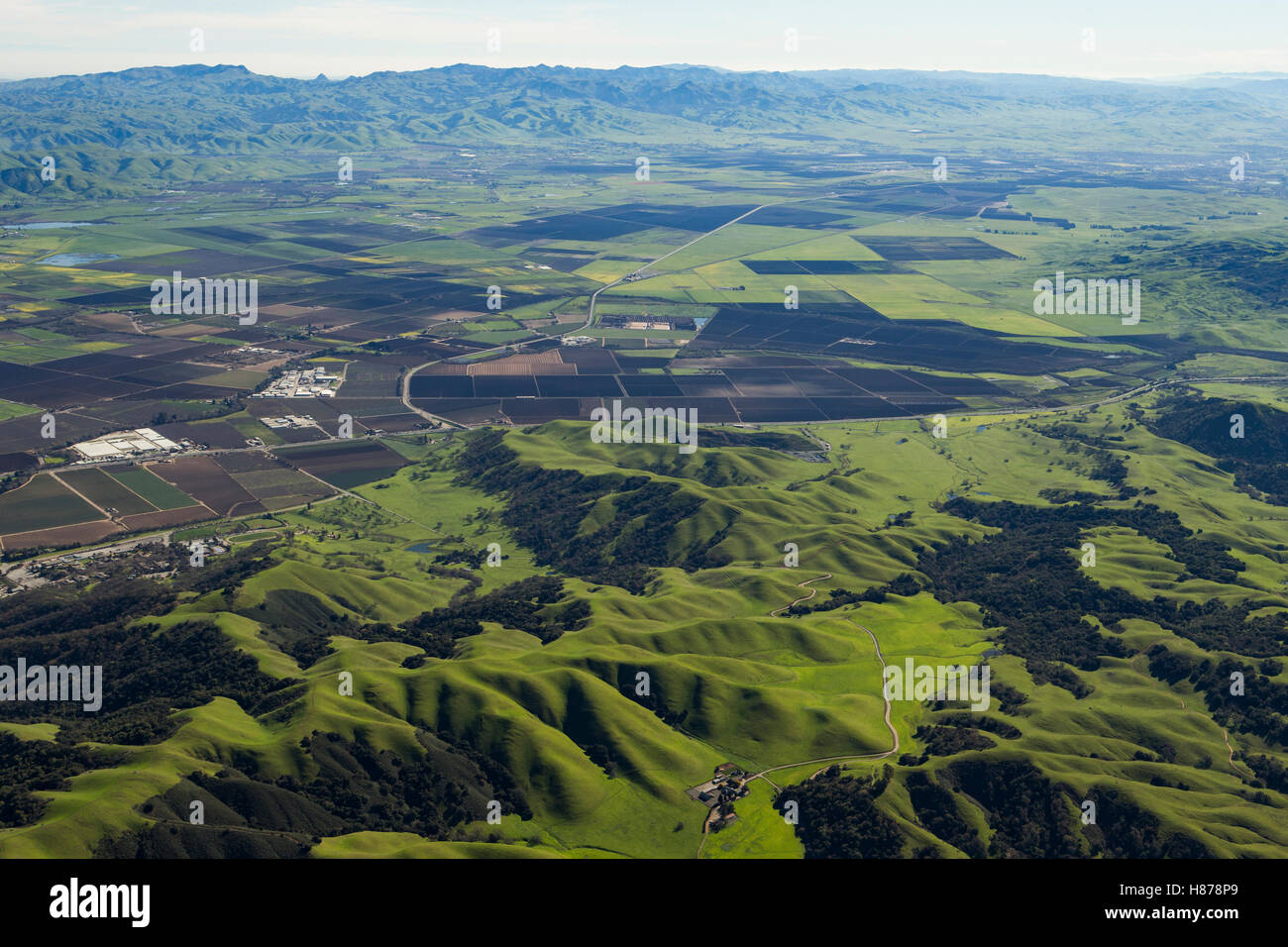 Campos agrícolas y urbanizaciones suburbanas, Valle de Santa Clara, California Foto de stock