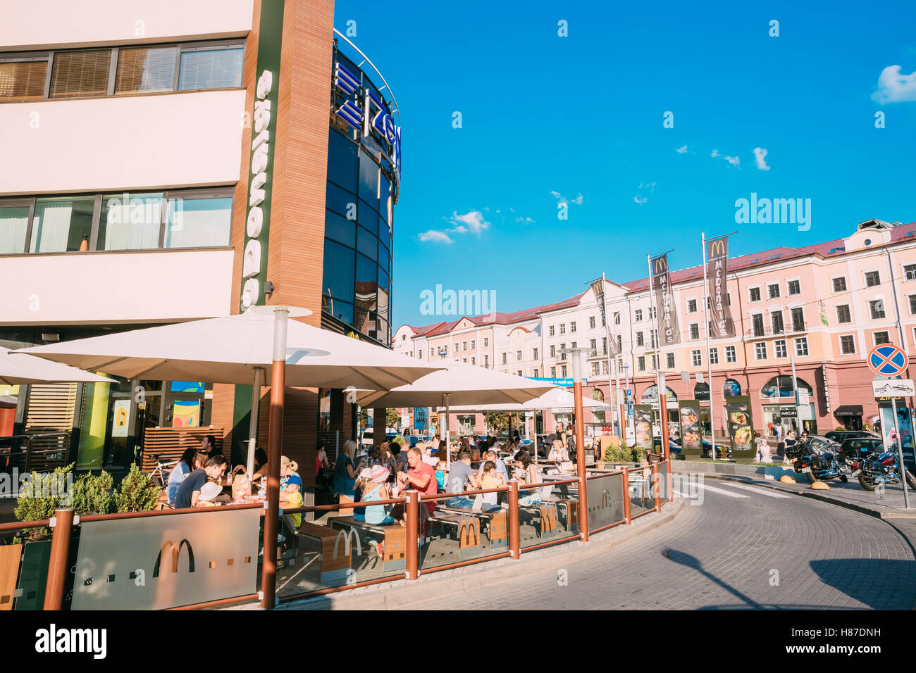 Minsk, Bielorrusia. La escena de la ingestión de la piscina llena de restaurantes de comida rápida McDonald's en la calle Nemiga en verano soleado D Foto de stock