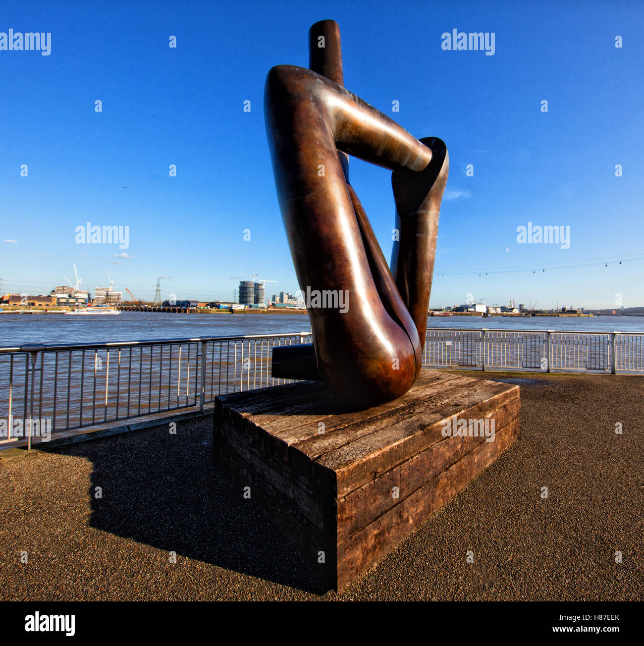 Gary Hume's Liberty escultura en bronce de agarre en la península de Greenwich cerca del O2 dome en Londres, Gran Bretaña. Foto de stock