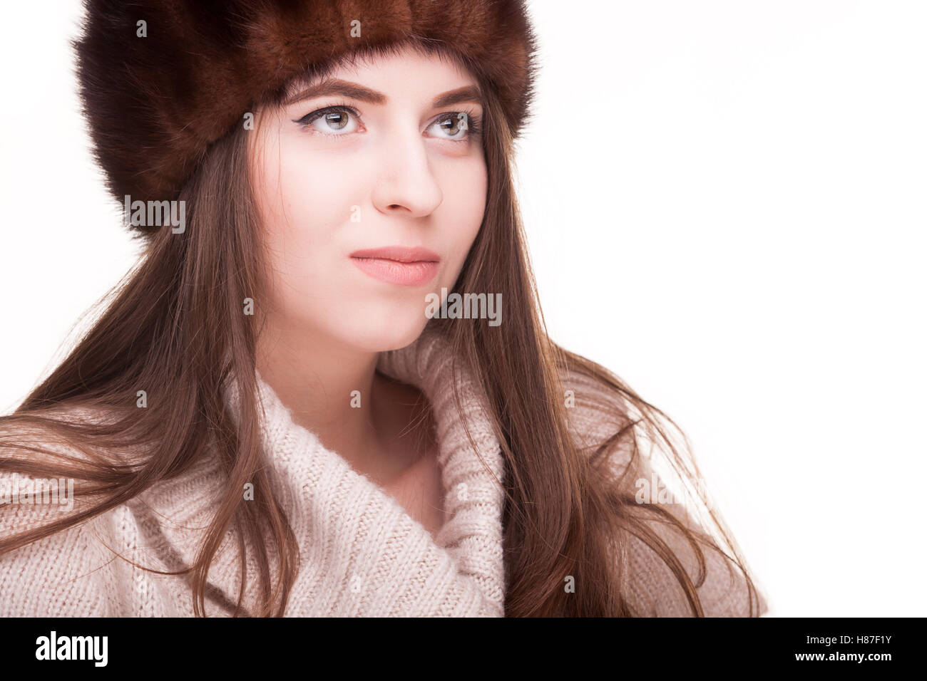 Mujer con sombrero ruso en invierno outfit aislado sobre fondo blanco. Foto  de Estudio Fotografía de stock - Alamy