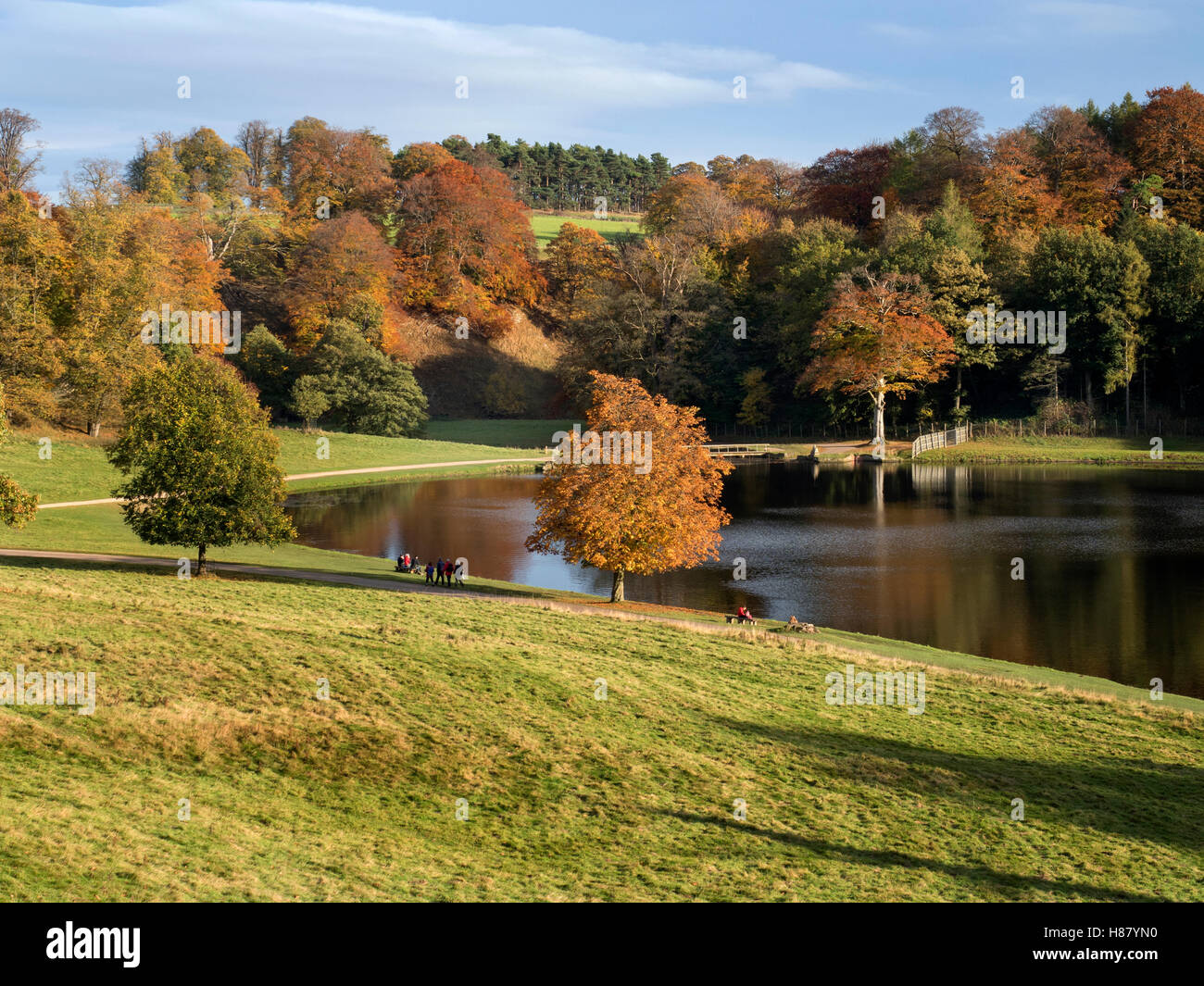 Pueblo junto al lago en Studley Royal en un soleado día de otoño Ripon Yorkshire, Inglaterra Foto de stock