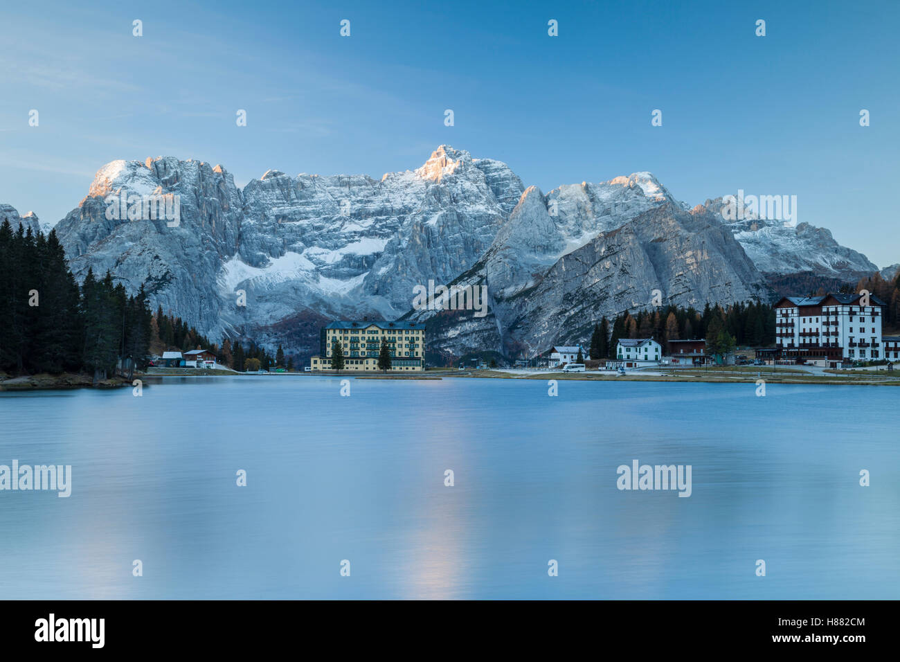 Amanecer en el lago Misurina, Dolomitas, Italia. Foto de stock