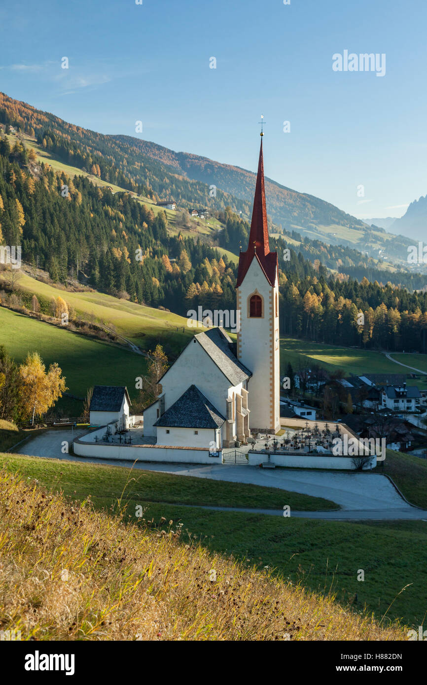 En Winnebach icónica iglesia alpina, Tirol del Sur, Italia. Mañana de otoño. Foto de stock