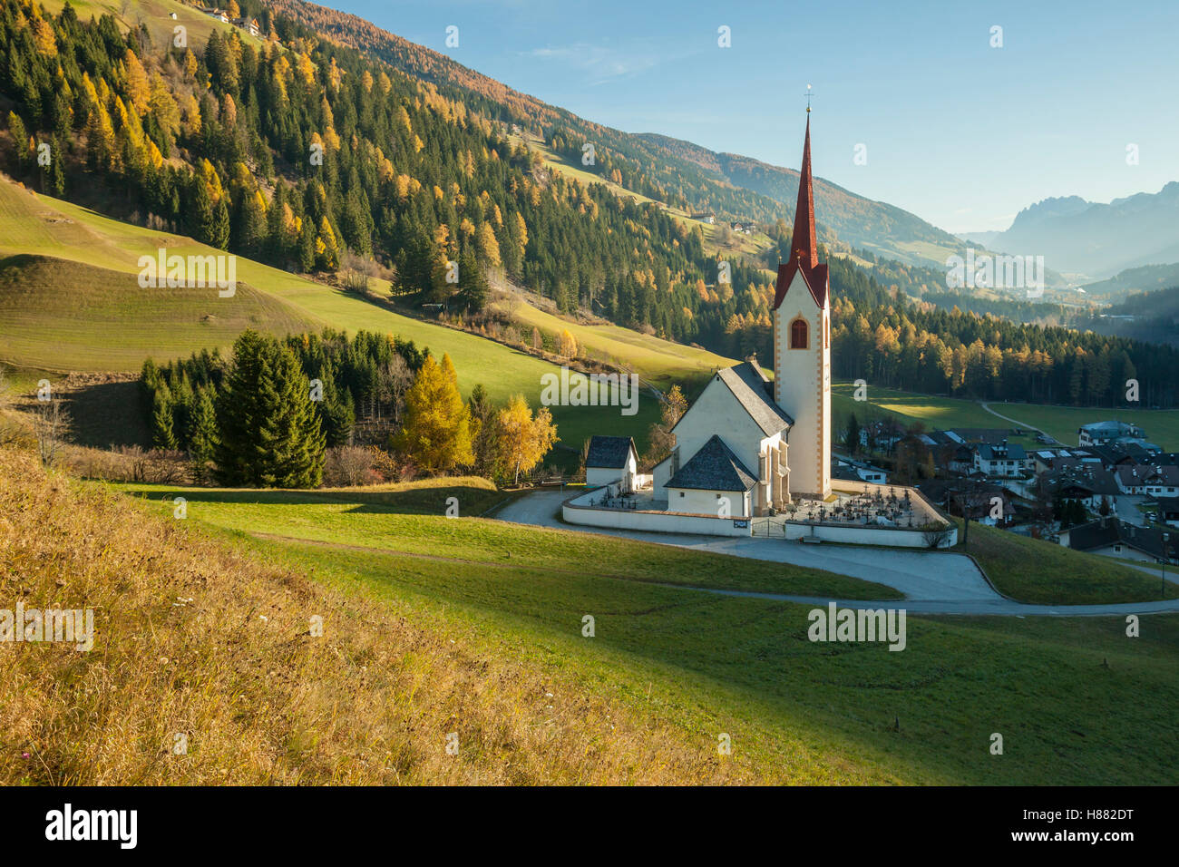 Icónica iglesia alpino en el Tirol del Sur, Italia. Foto de stock