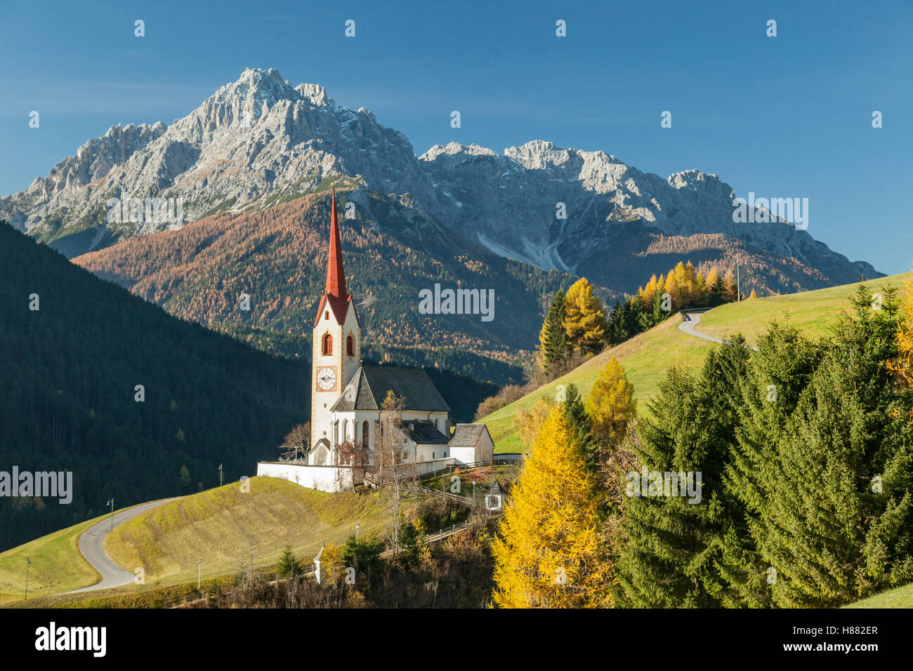 Icónica iglesia alpino en el Tirol del Sur, Italia. Foto de stock