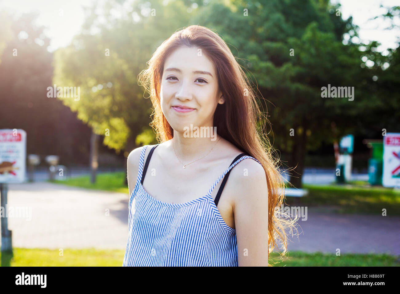Una joven en ropa de verano con pelo largo Foto de stock